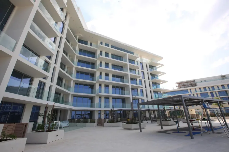 Mamsh Al Saadiyat, Plot 2