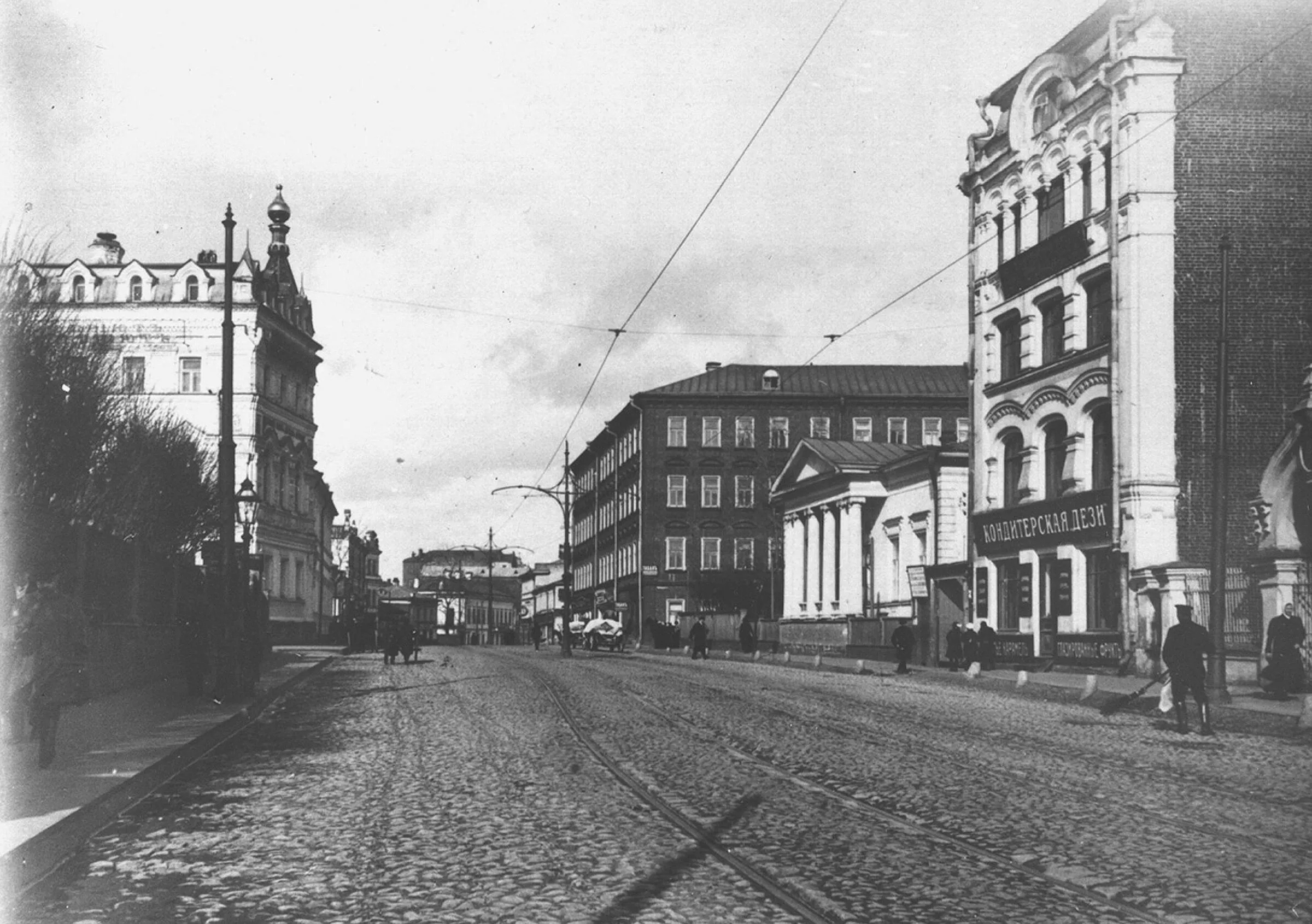 Остоженка в сторону центра, 1913 год. Через девяносто лет здесь начнут строить клубные дома