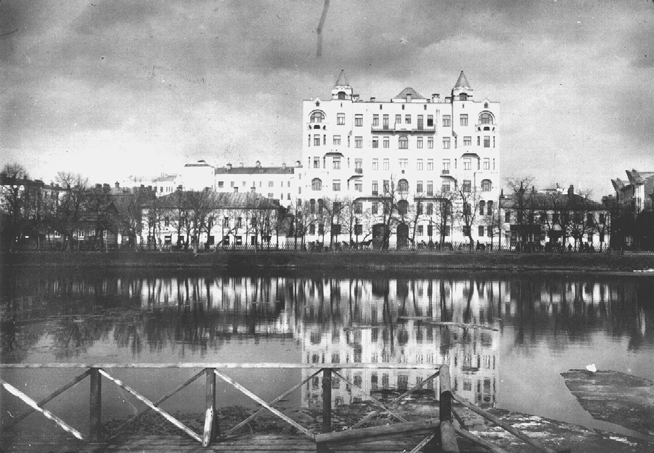 Патриаршие пруды в 1913 году. Дома вокруг пруда стояли уже тогда