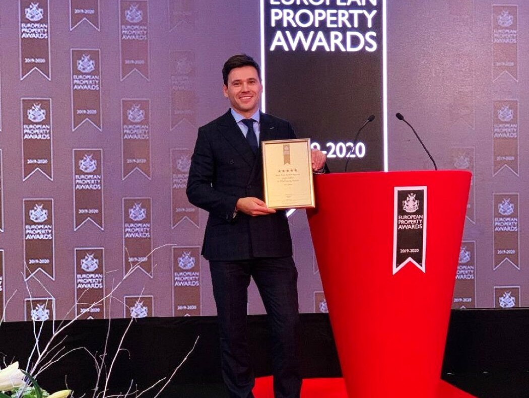 Константин Назаров с наградой European Property Awards на сцене в Лондоне