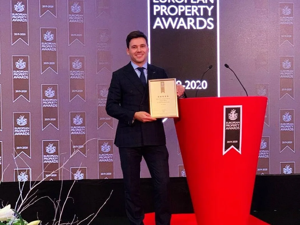 Константин Назаров с наградой European Property Awards на сцене в Лондоне