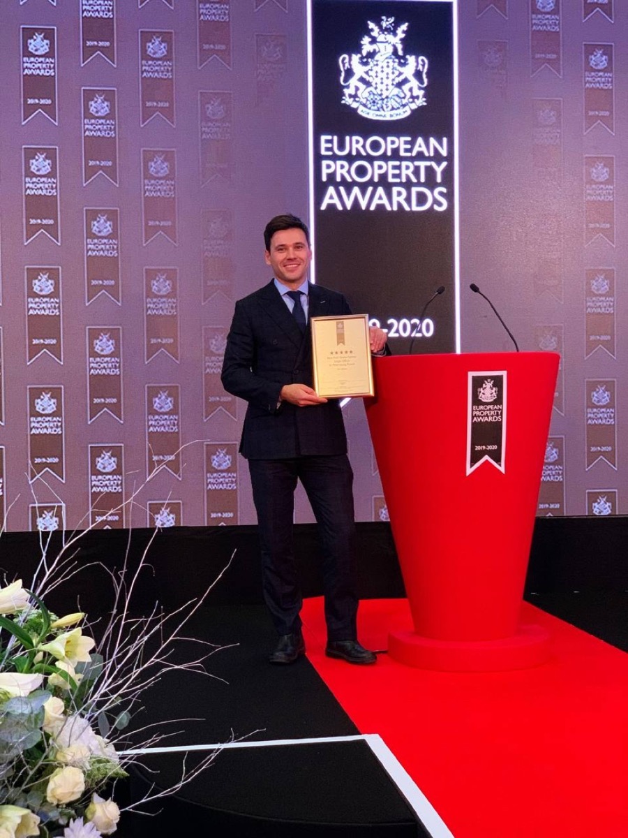 Константин Назаров на сцене European Property Awards в Лондоне с дипломом