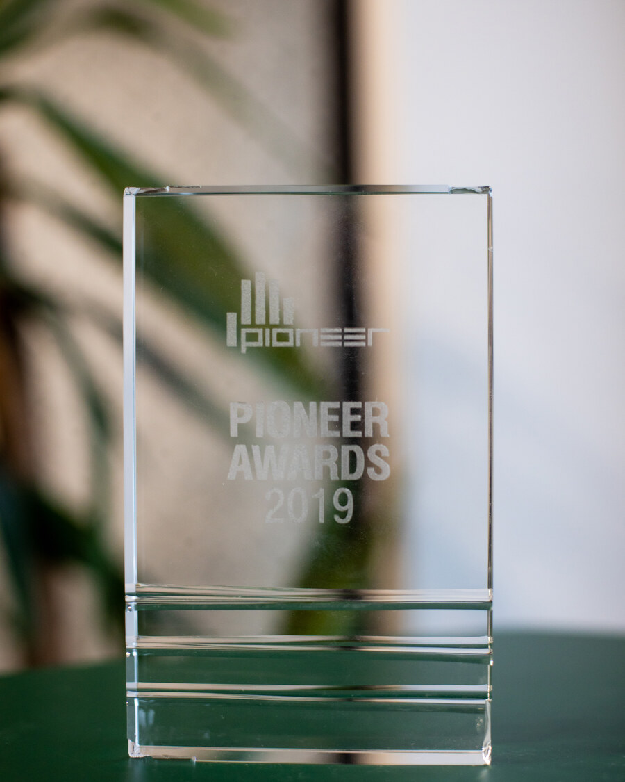 Стеклянная стела Pioneer Awards 2019