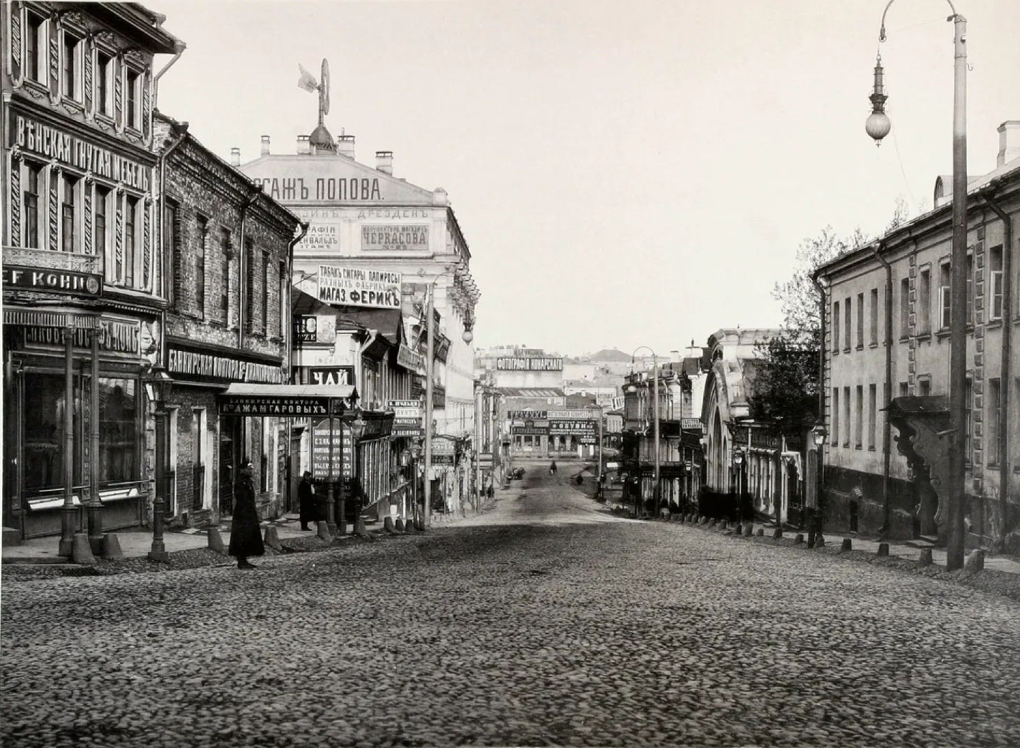 Улица Кузнецкий Мост в Москве. Фотография из альбома Н. А. Найдёнова, снято в 1888 году.