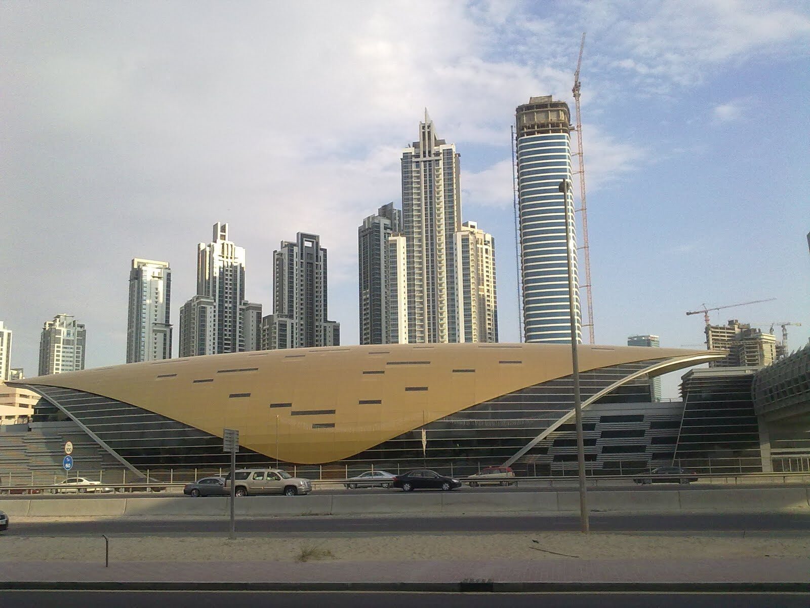Станция метро Business Bay в 2012 году, за ней башни района