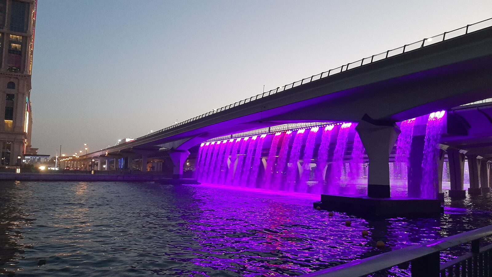 Водопад на мосту улицы Шейха Зайда над каналом, май 2022 года