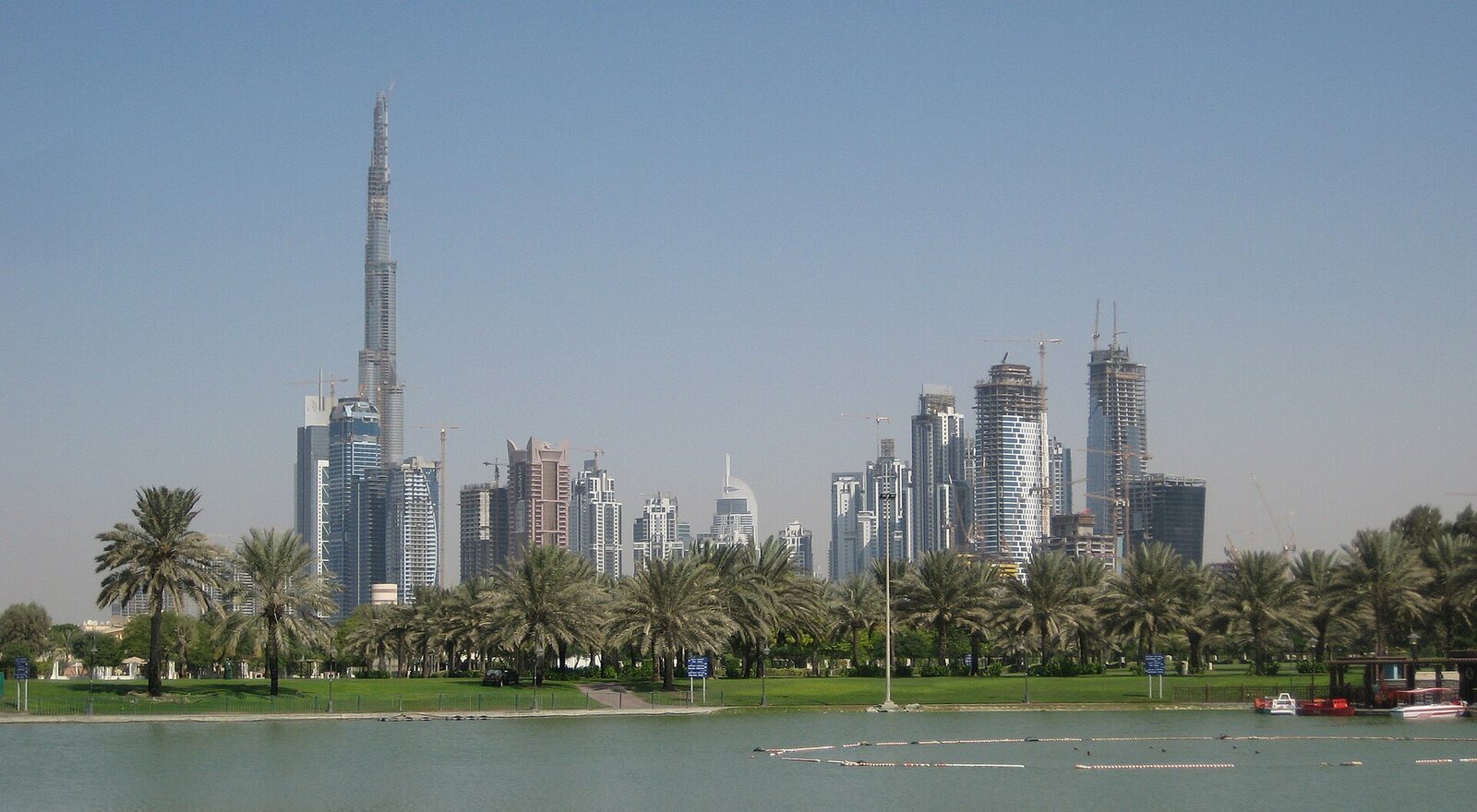 Почти достроенная башня, вид из парка Safa, 2008 год. Правее поднимается Business Bay