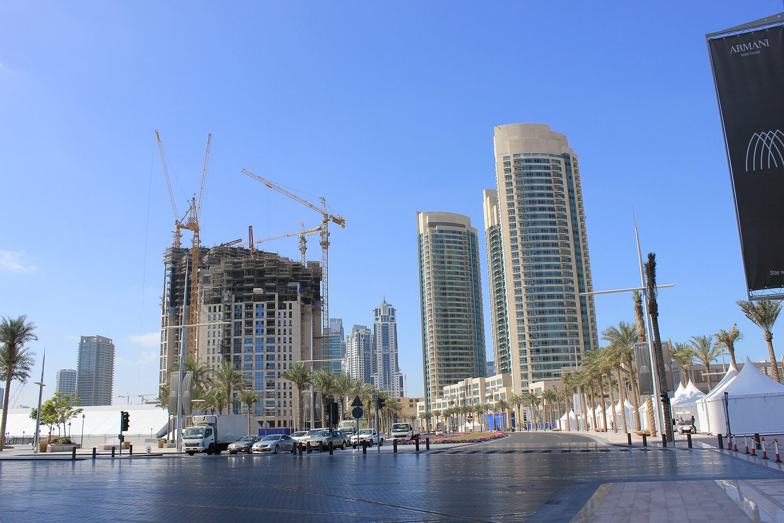 Бульвар района в 2012 году, когда он ещё звался Emaar Boulevard: часть башен в стройке