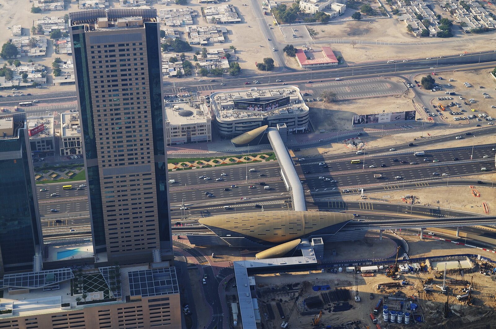 Станция метро Burj Khalifa/Dubai Mall и переход над улицей Шейха Зайда, 2014 год
