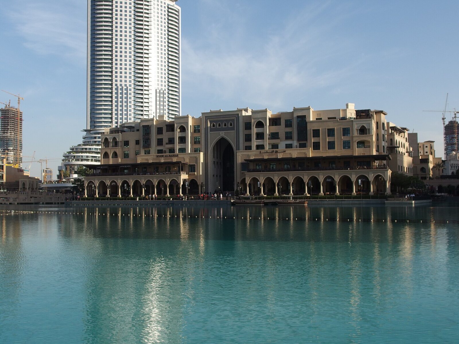 Souk Al Bahar через озеро, 2014 год