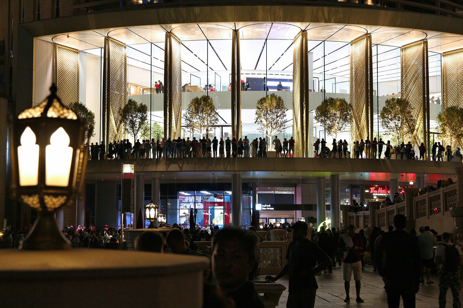 Dubai Mall ночью, 2017 год: стеклянный фасад и терраса у воды