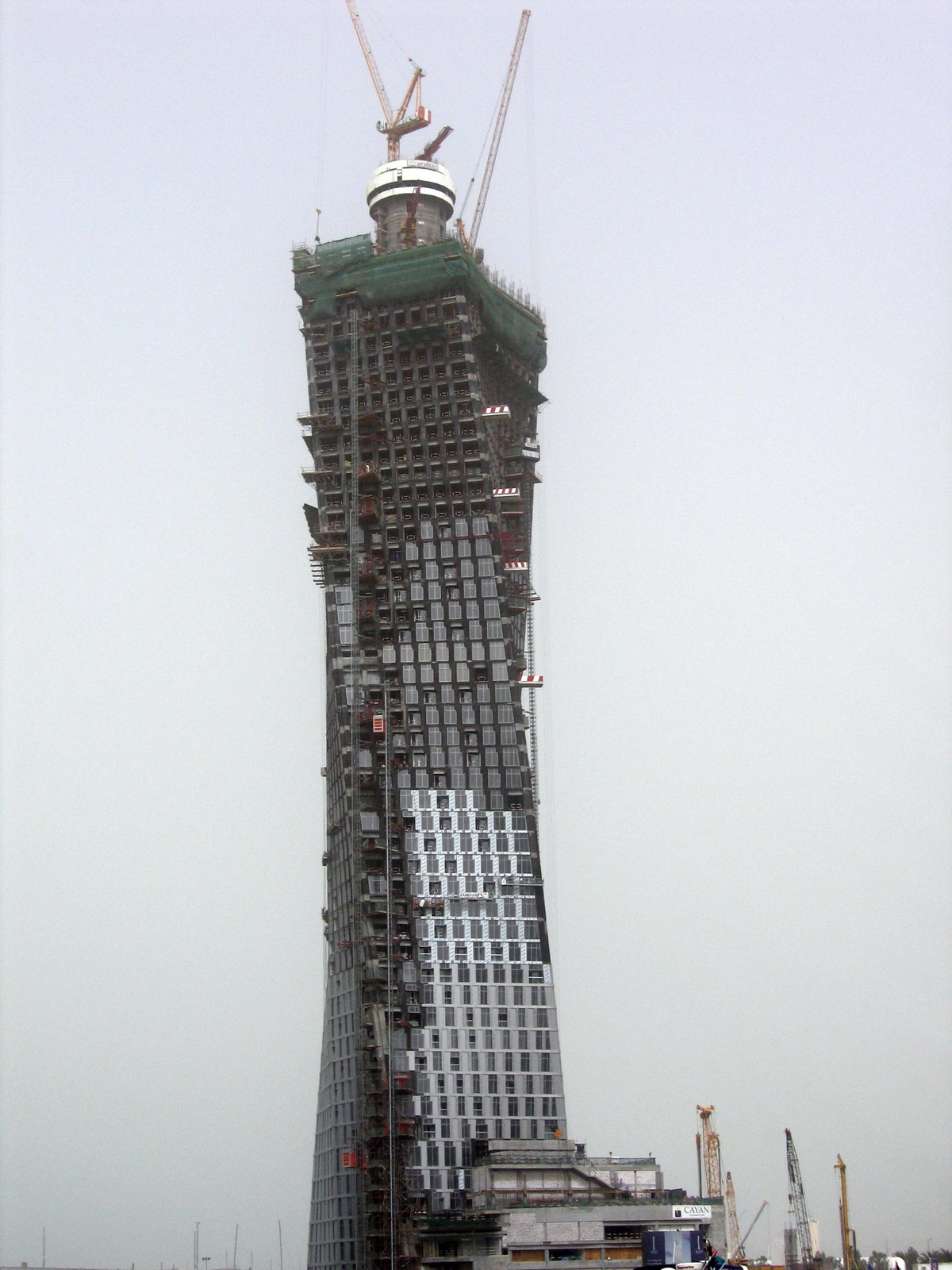 Cayan Tower в стройке, март 2010 года: башня уже начинает закручиваться