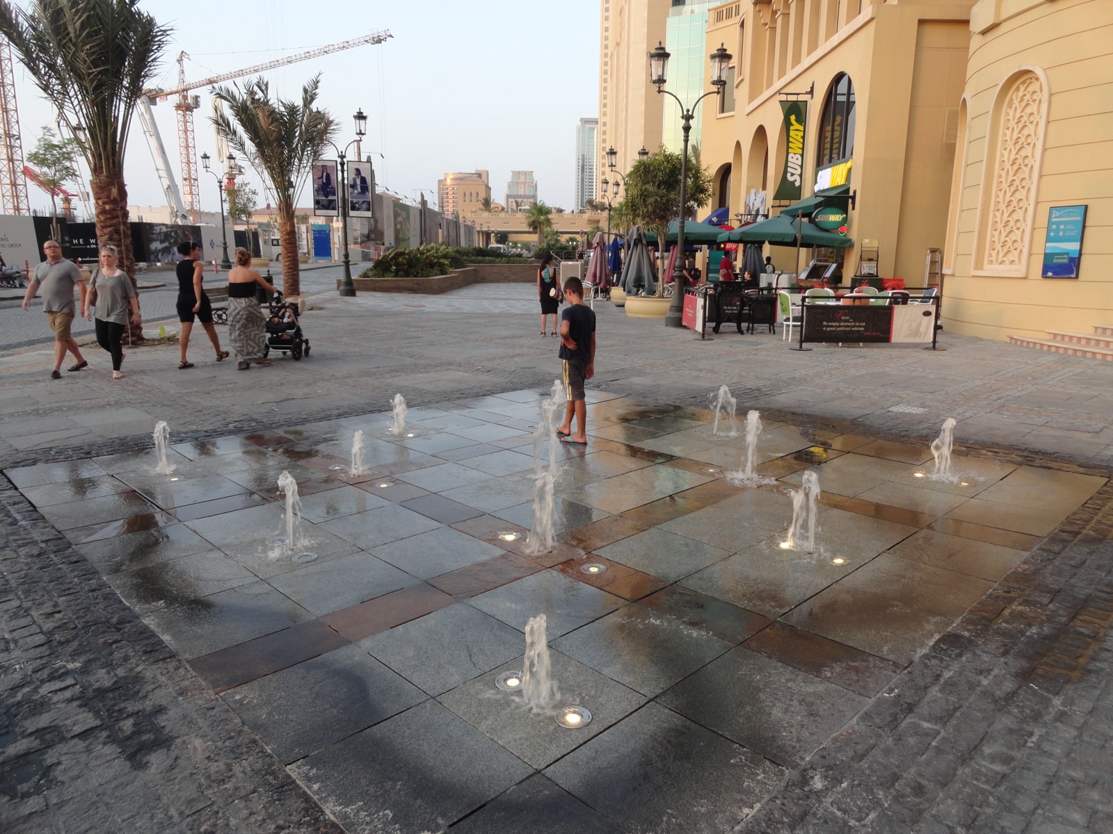 The Walk у башен JBR, сентябрь 2013 года