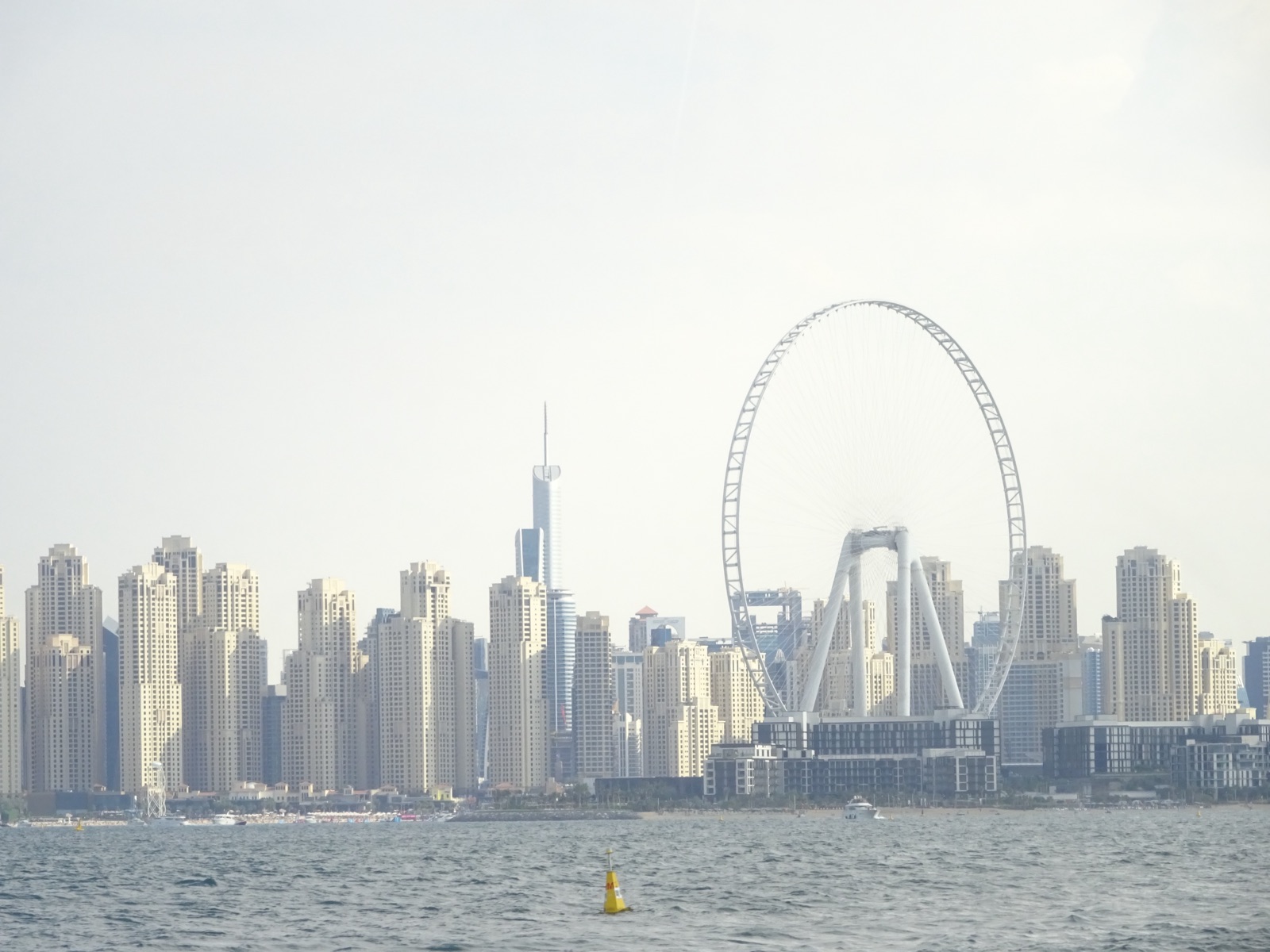 Колесо Ain Dubai на острове Bluewaters, вид с моря, ноябрь 2019 года
