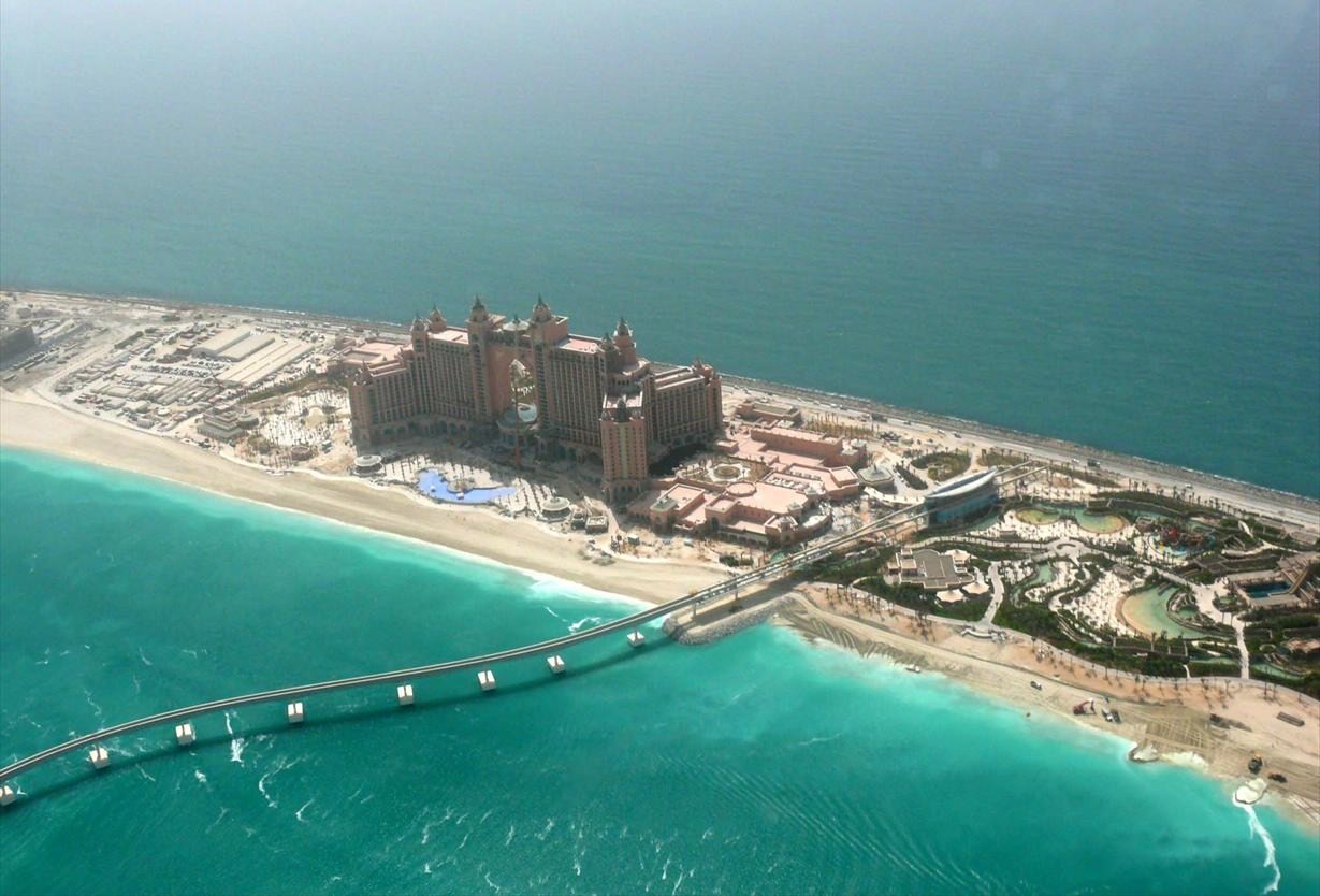 Atlantis The Palm на полумесяце, май 2008 года, за четыре месяца до открытия