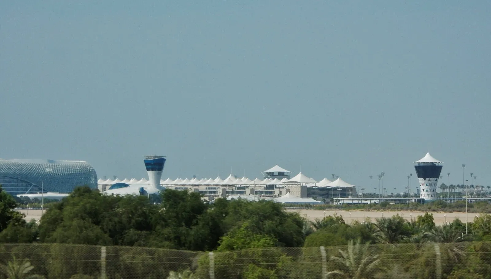 Отель W Abu Dhabi над трассой и марина острова