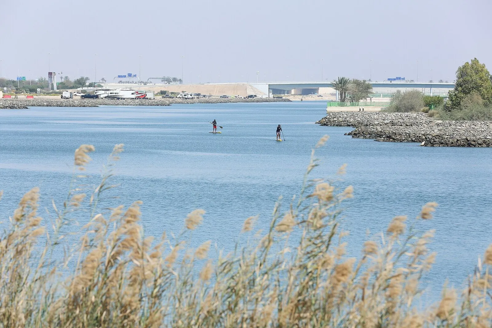 Вода у берега Yas: сапбордисты у острова