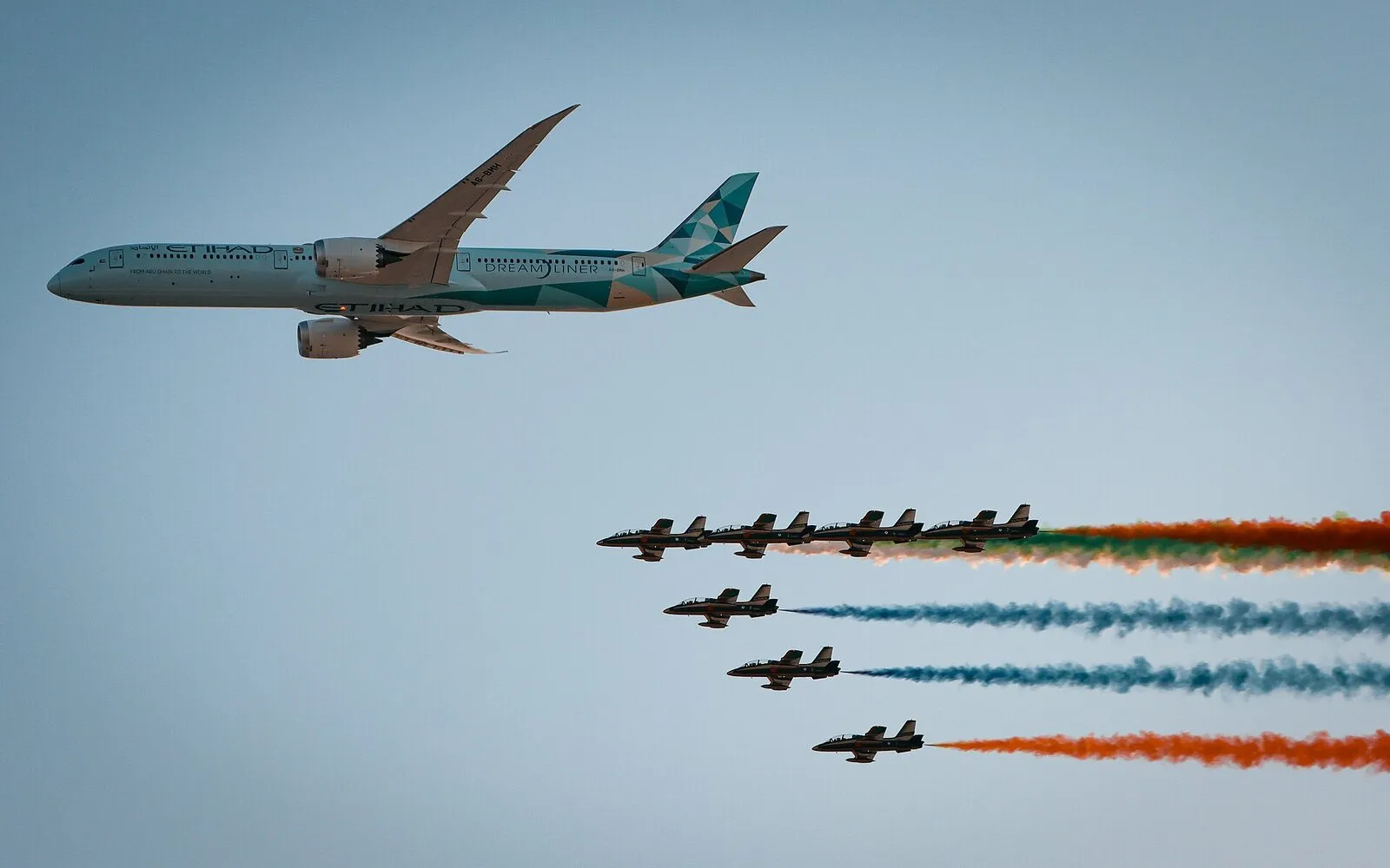 Пролёт самолёта Etihad и пилотажной группы над трассой перед Гран-при, ноябрь 2023 года