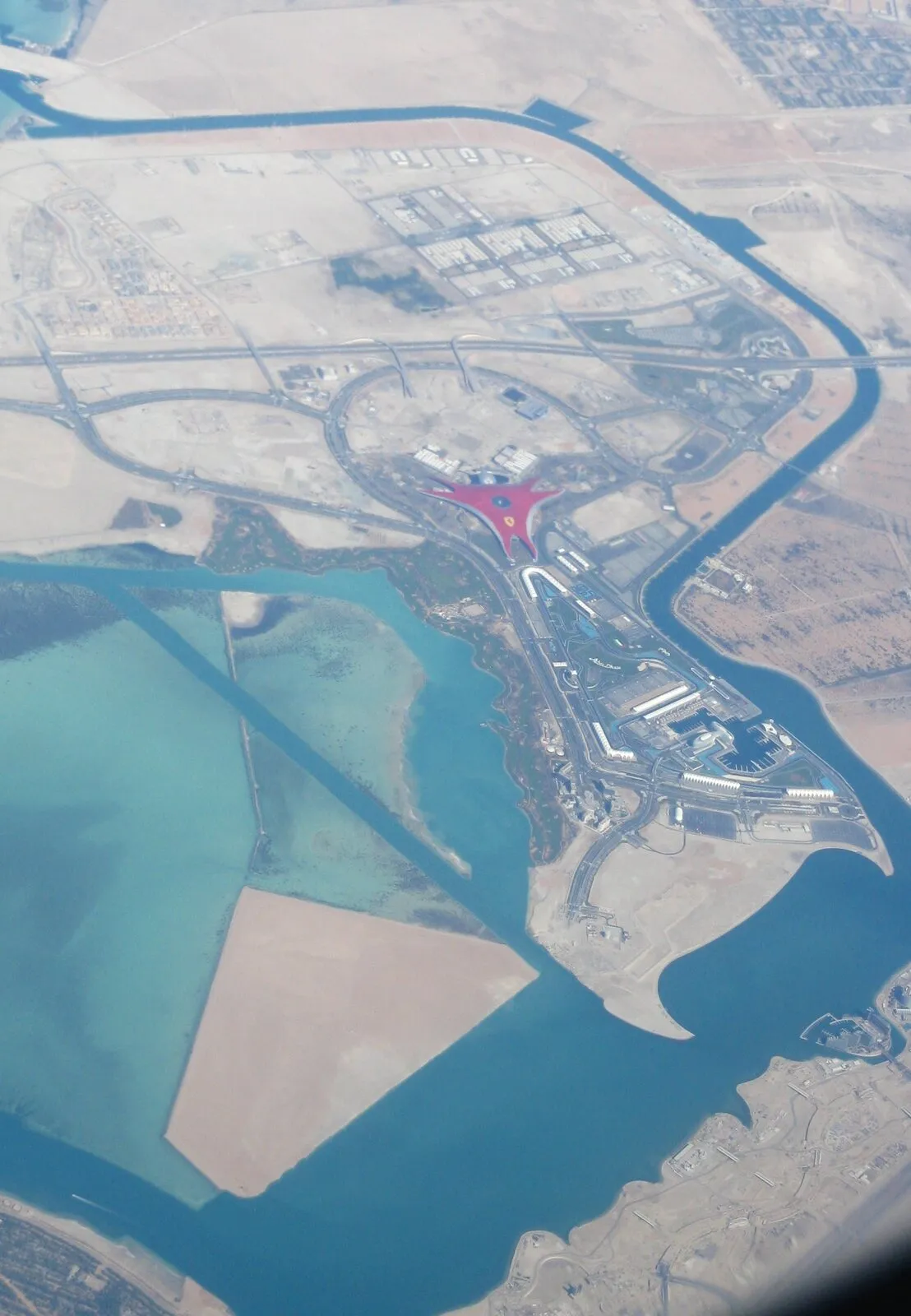 Красная крыша Ferrari World и петли трассы Yas Marina с самолёта, 2010 год