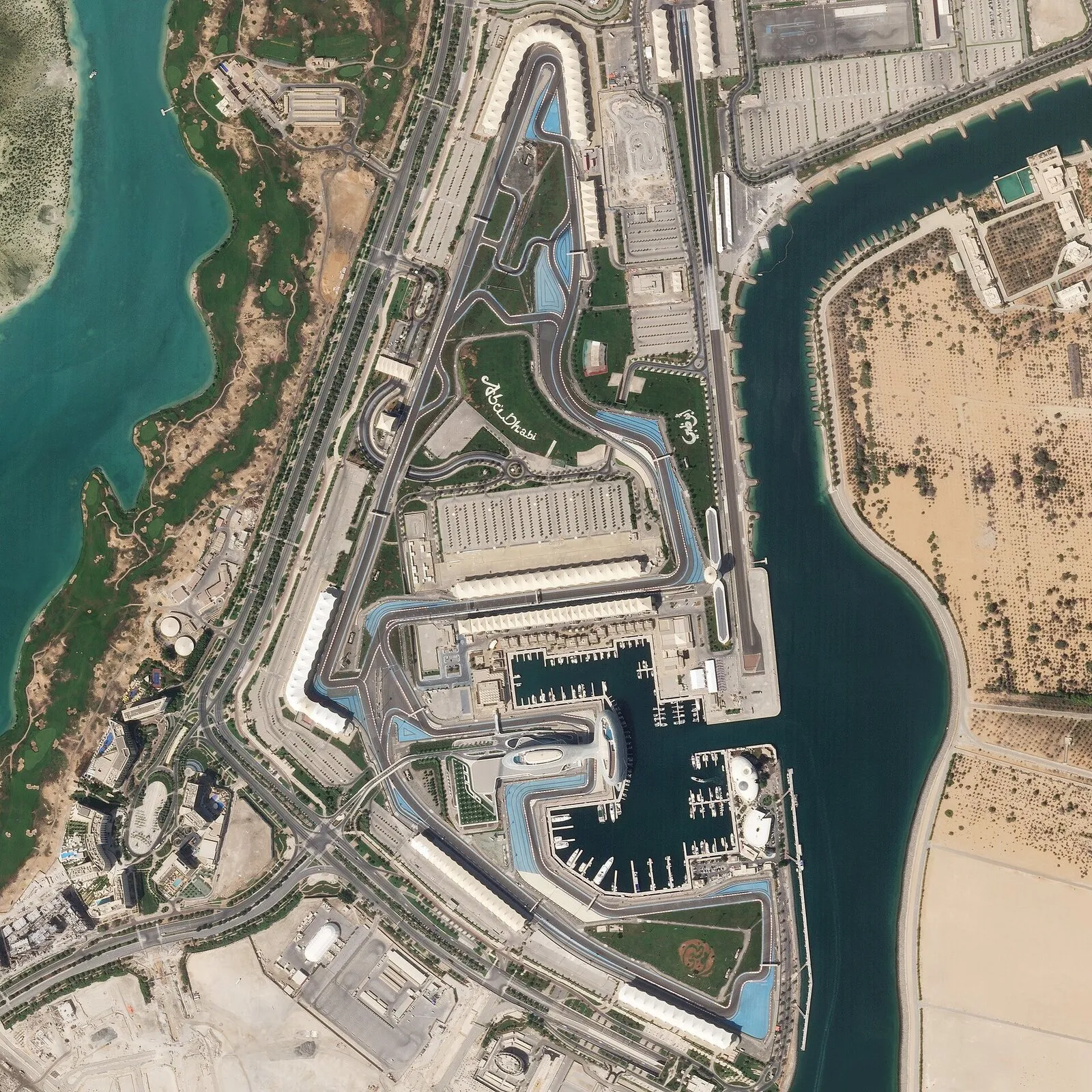 Трасса Yas Marina из космоса, 12 октября 2018 года: петли трассы, марина и отель над ней