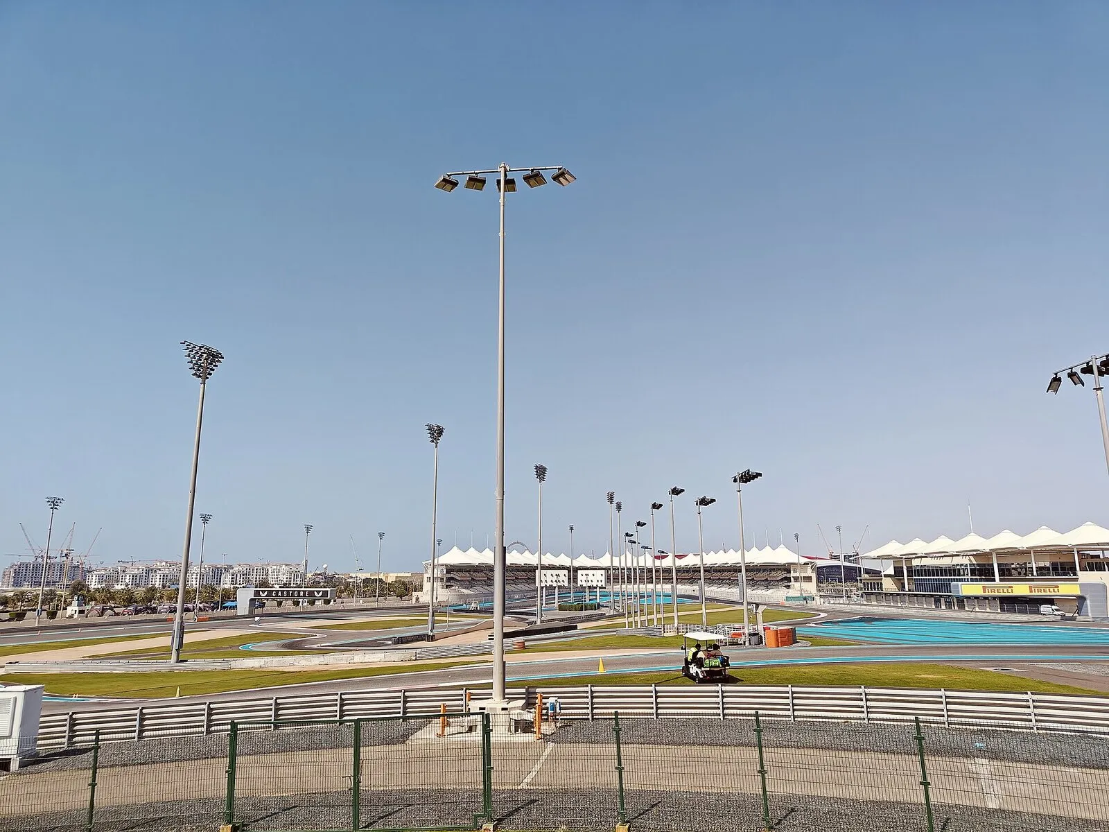 Северная трибуна трассы Yas Marina