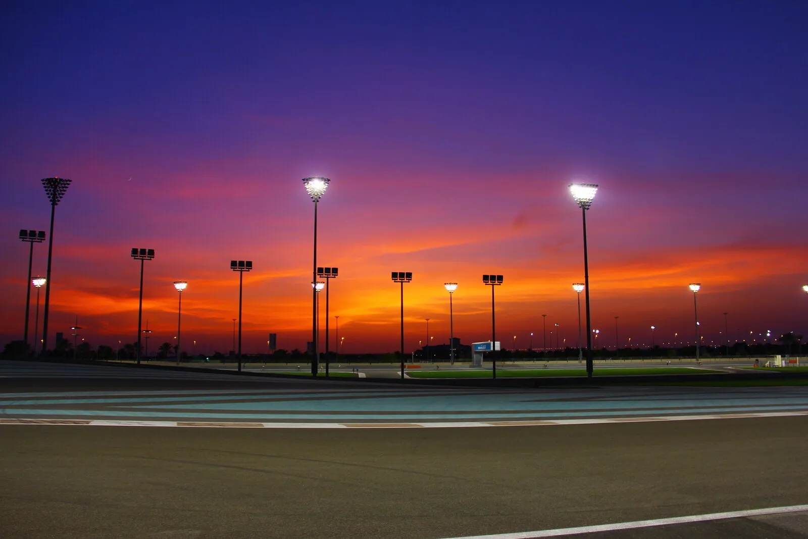 Закат над трассой Yas Marina: так начинается каждый Гран-при Абу-Даби