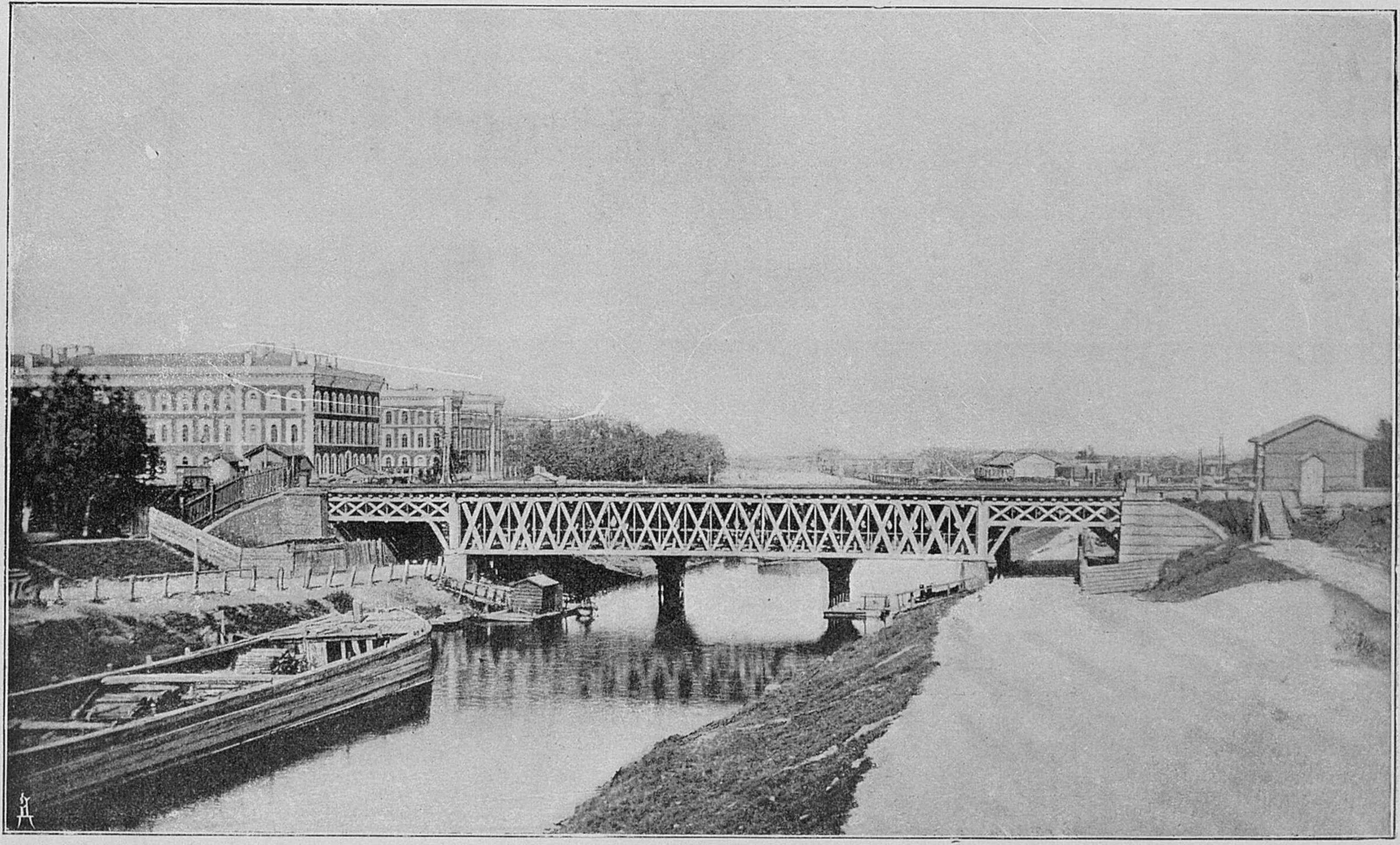 Деревянный «американский» мост через Обводный канал в 1870-х годах. У берега стоят баржи