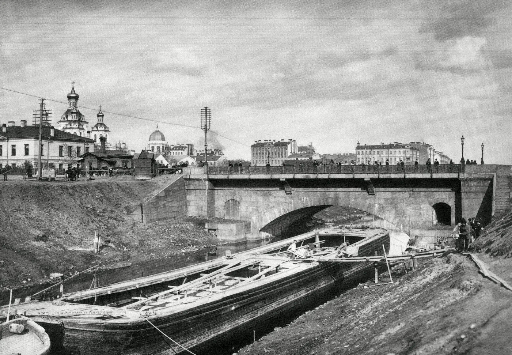 Ново-Каменный мост через Обводный канал в 1900-х годах. Мост стоит в створе Лиговского проспекта