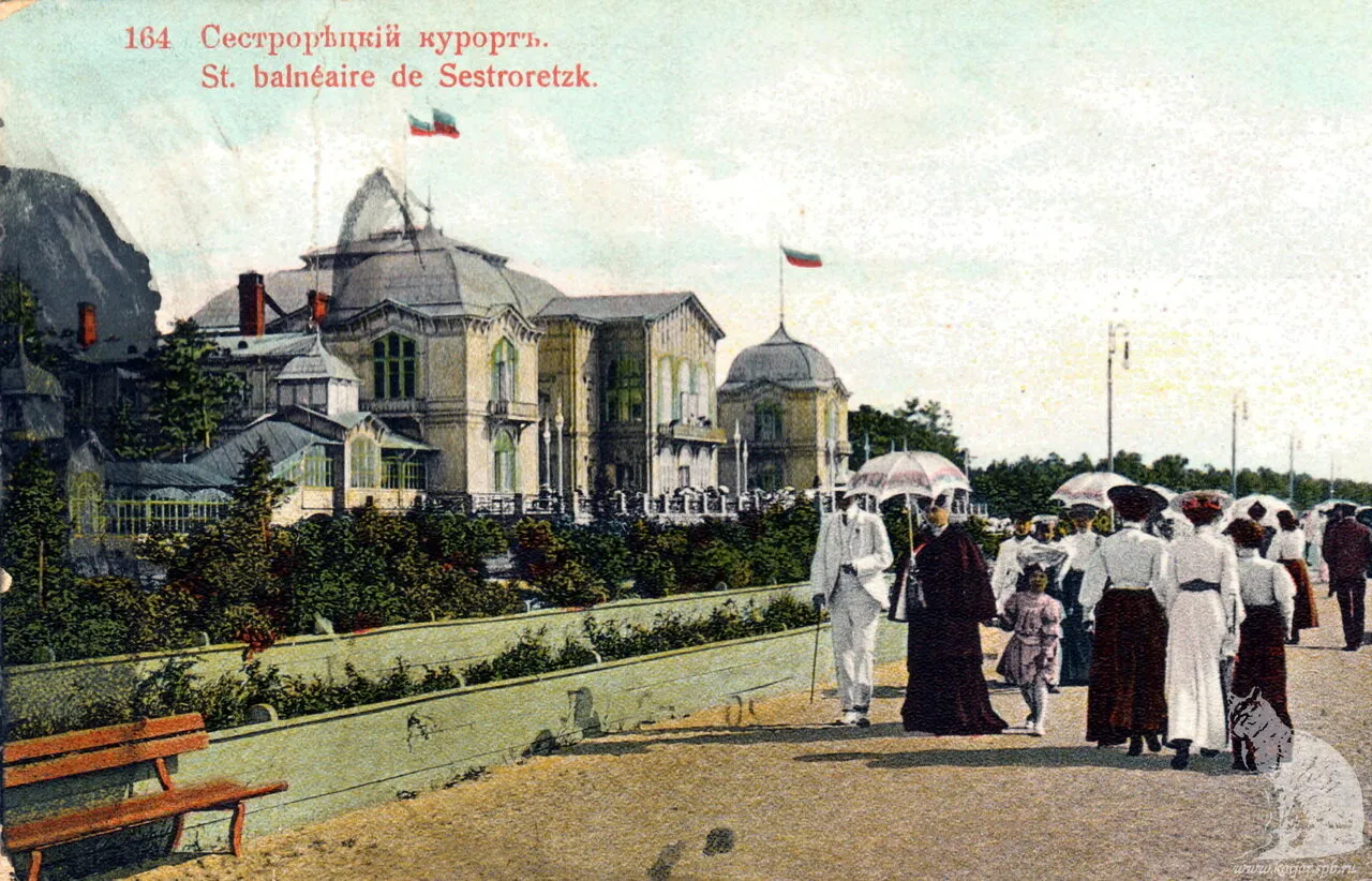 Курзал и пляж вдоль железной дороги. Открытка начала XX века