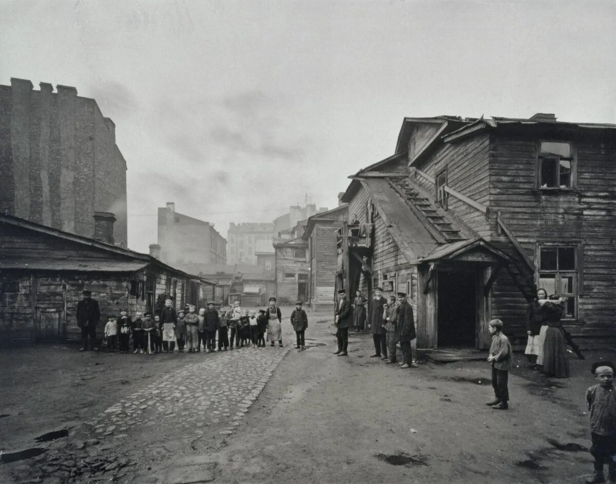 Двор на Выборгской стороне в 1900 году. Позади доходный дом Н. В. Елисеева