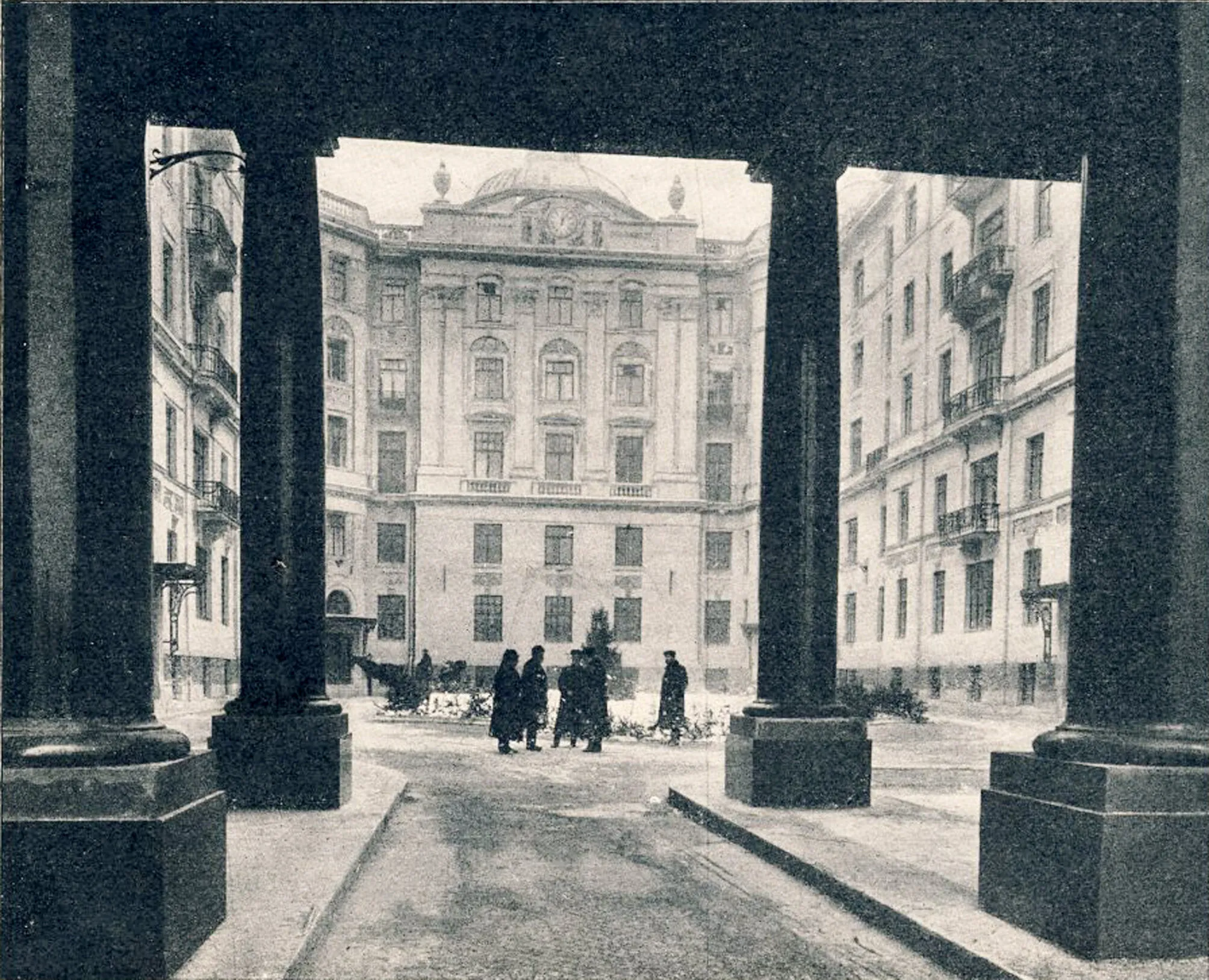 Двор дома Бенуа, 1915 год