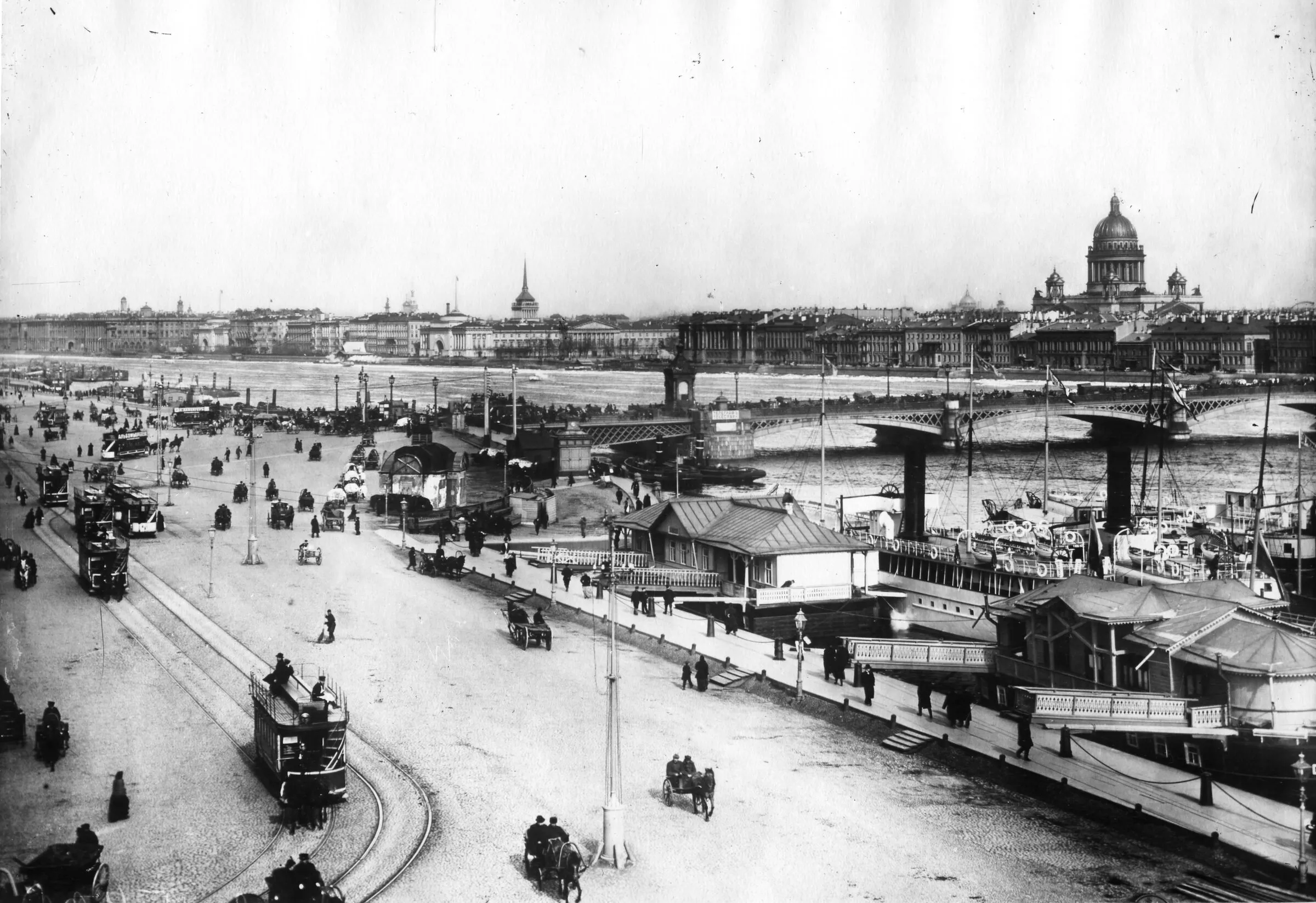 Конка на Николаевской набережной в начале XX века. Так до 1923 года называлась набережная Лейтенанта Шмидта, у которой сегодня строится Imperial Club