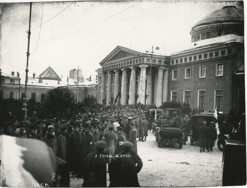 У Таврического дворца, март 1917 года. Снимок Якова Штейнберга