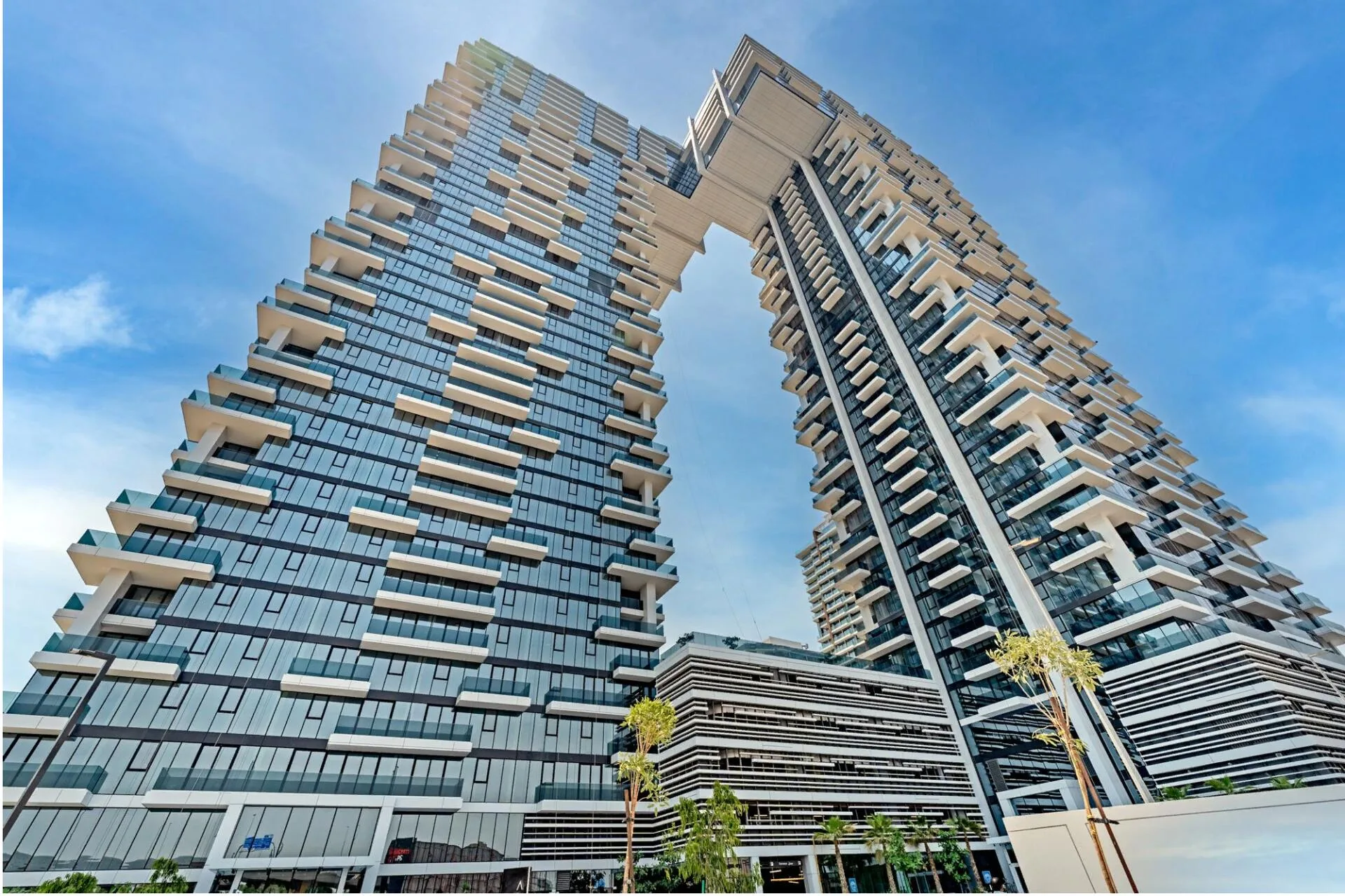 Две башни 1 Residences снизу на фоне неба