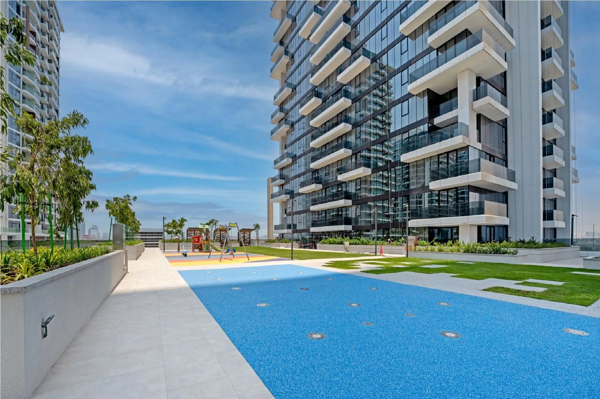 Детская площадка и газон у башни 1 Residences