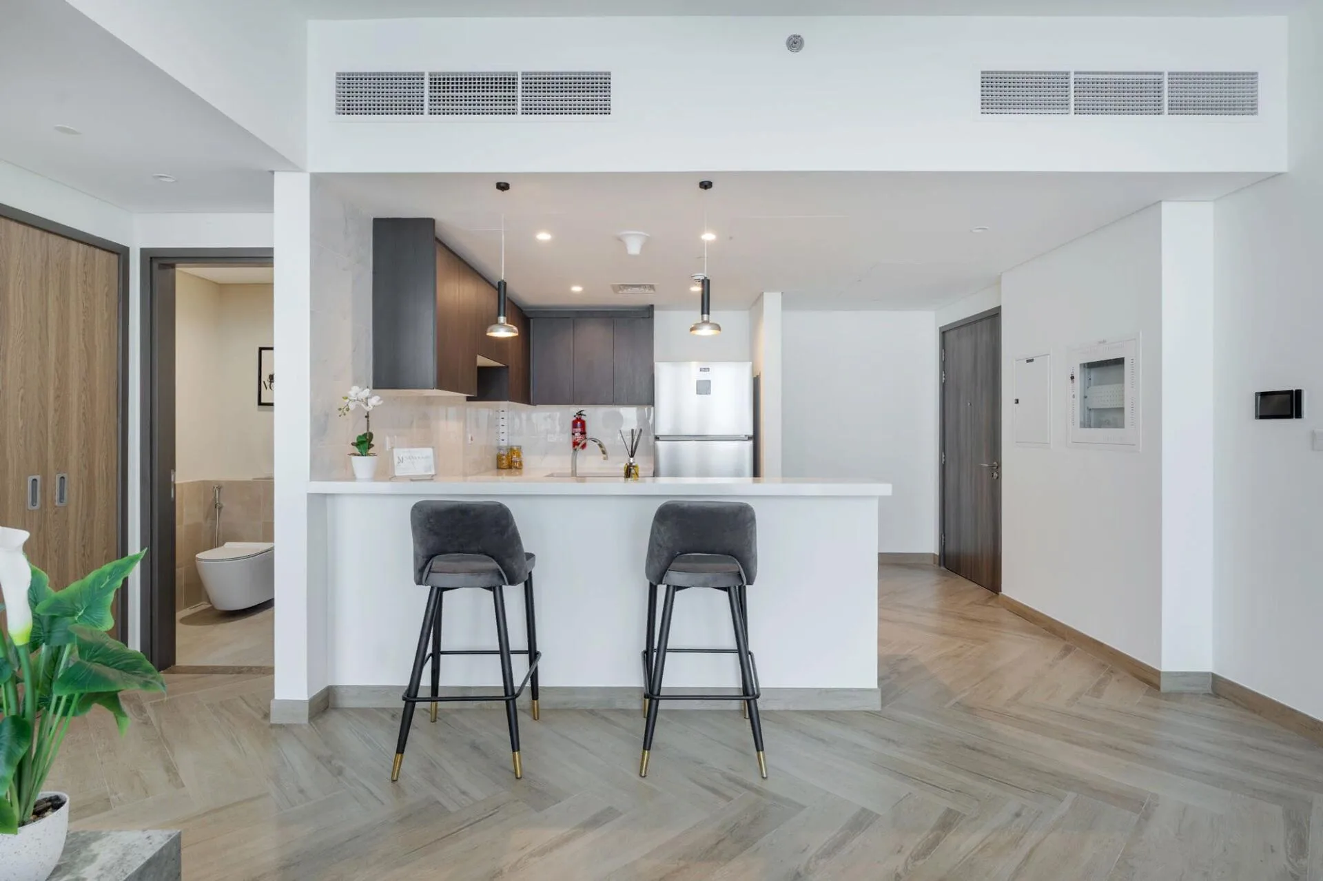 Кухня с барной стойкой в квартире 1 Residences
