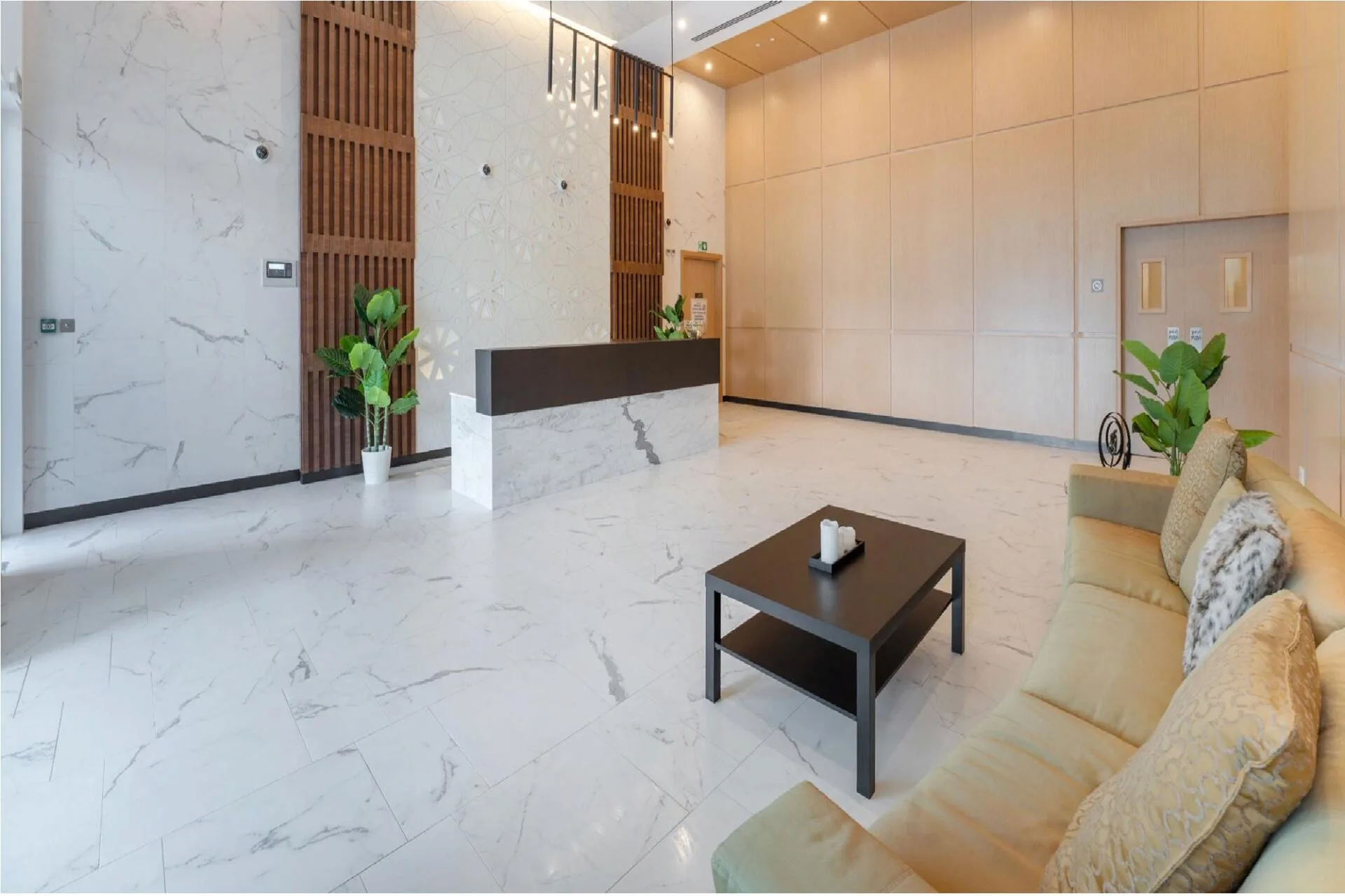 Лобби 1 Residences: мраморный пол и стойка ресепшена