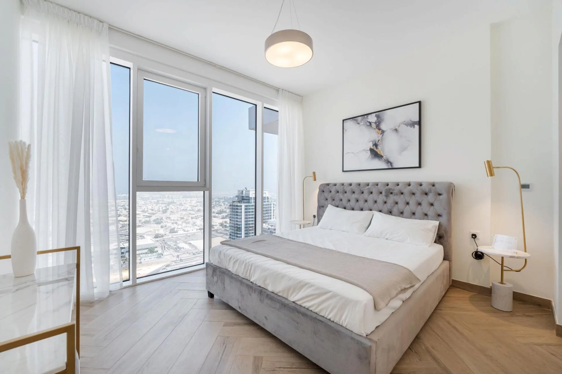 Спальня с окном в пол в квартире 1 Residences