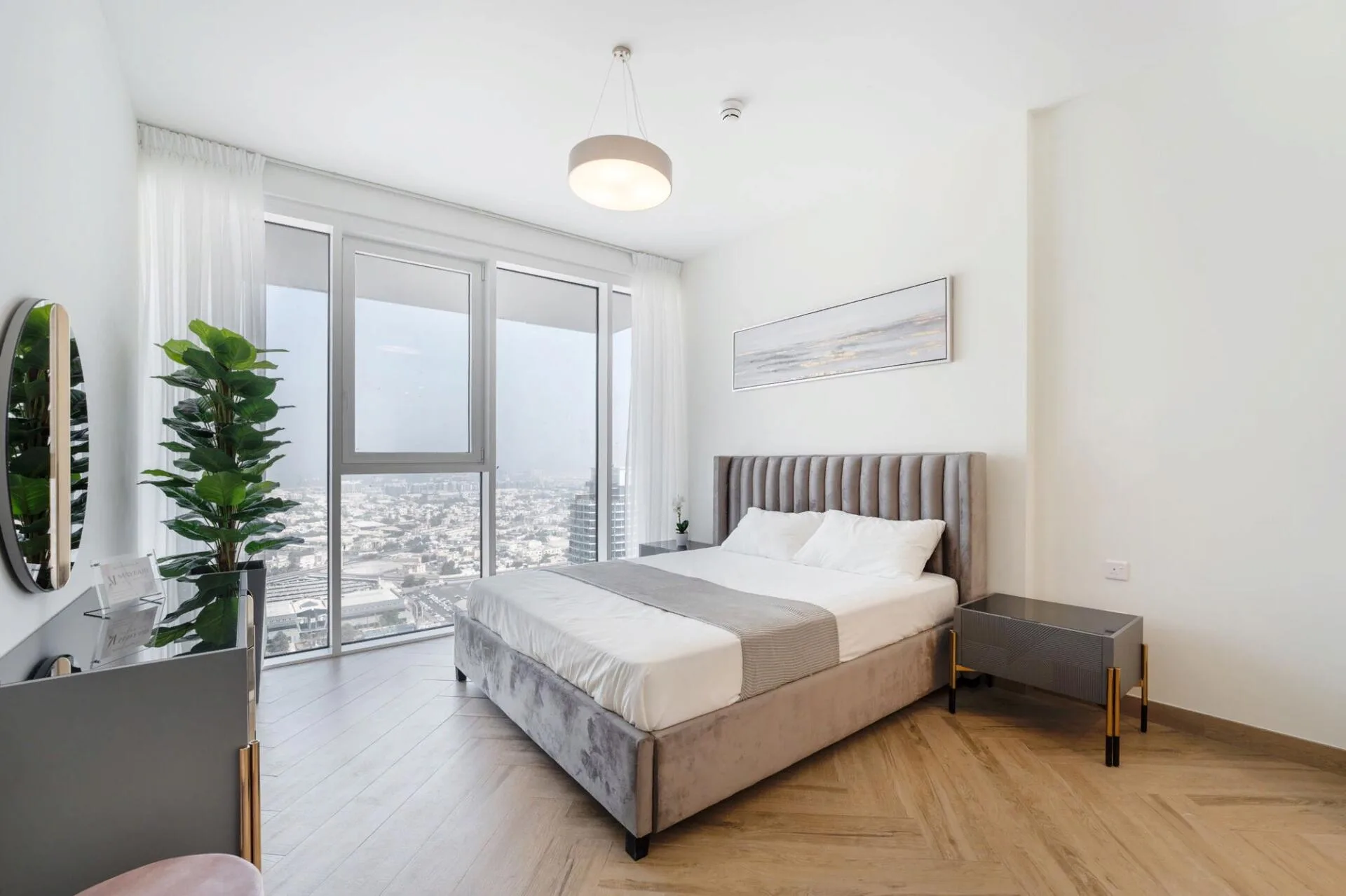 Спальня в квартире 1 Residences с окном в пол