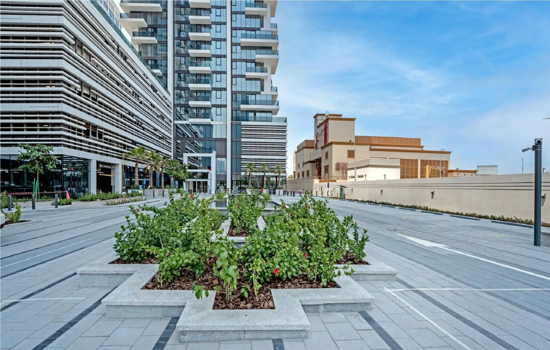 Улица у башни 1 Residences с клумбами