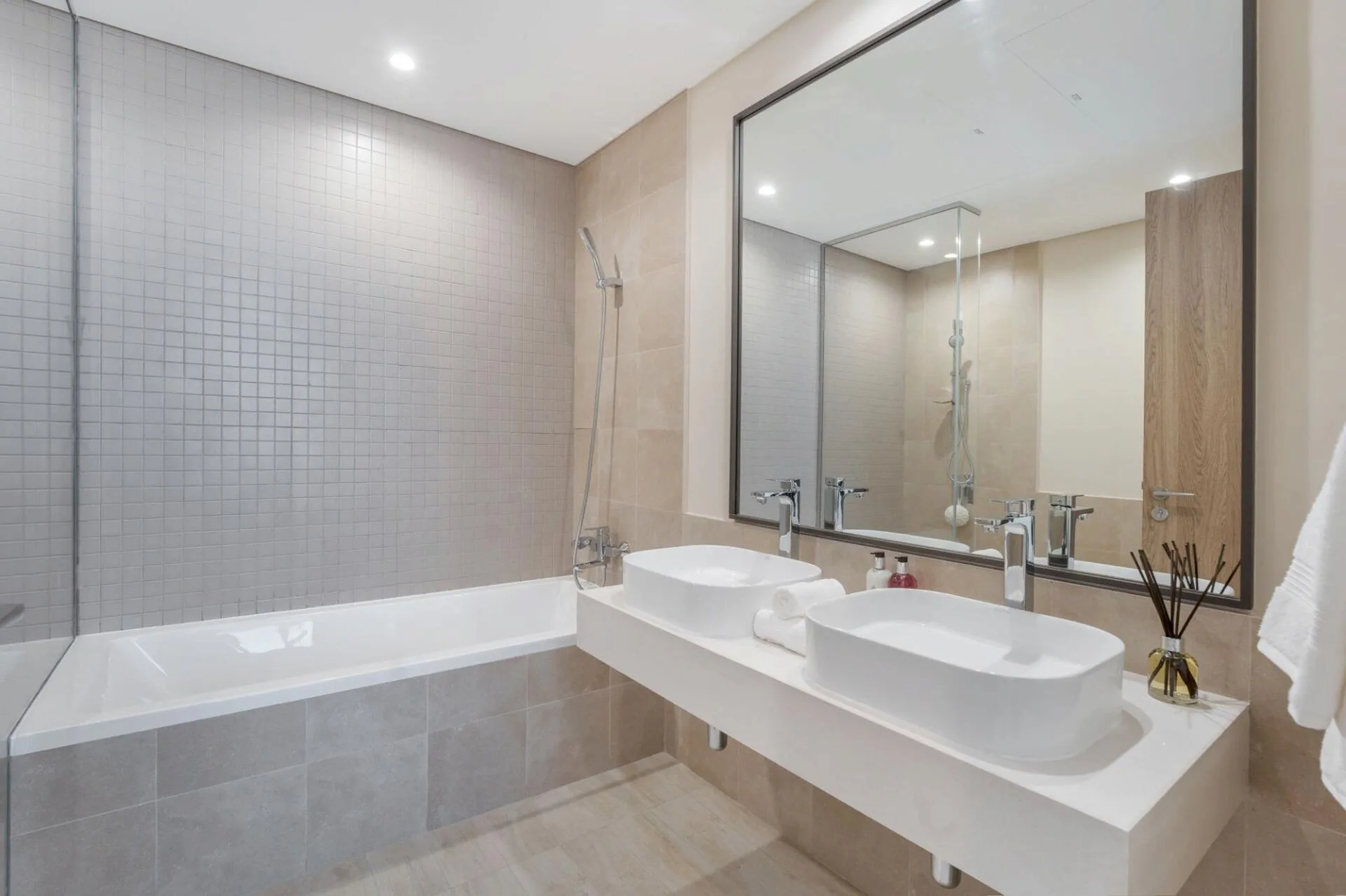 Ванная с двумя раковинами в квартире 1 Residences
