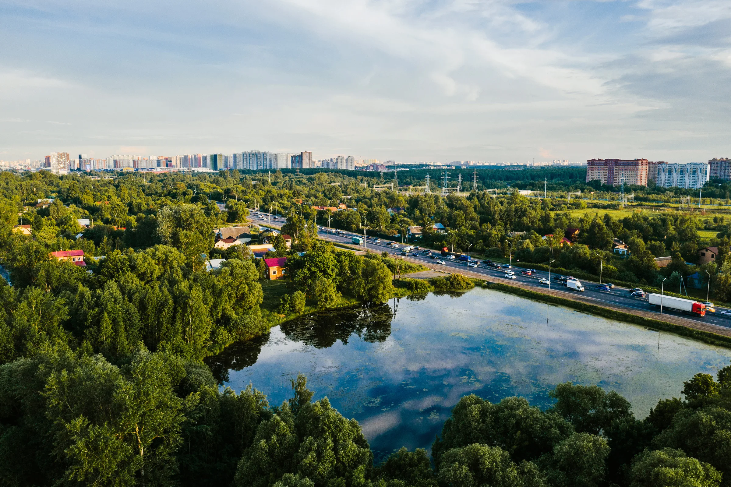 Пруд и Ленинградское шоссе у квартала, вид сверху