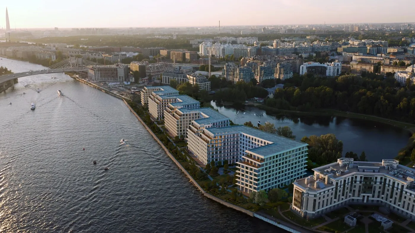 Петровский остров сверху: излучина реки, зелень, корпуса комплекса у воды