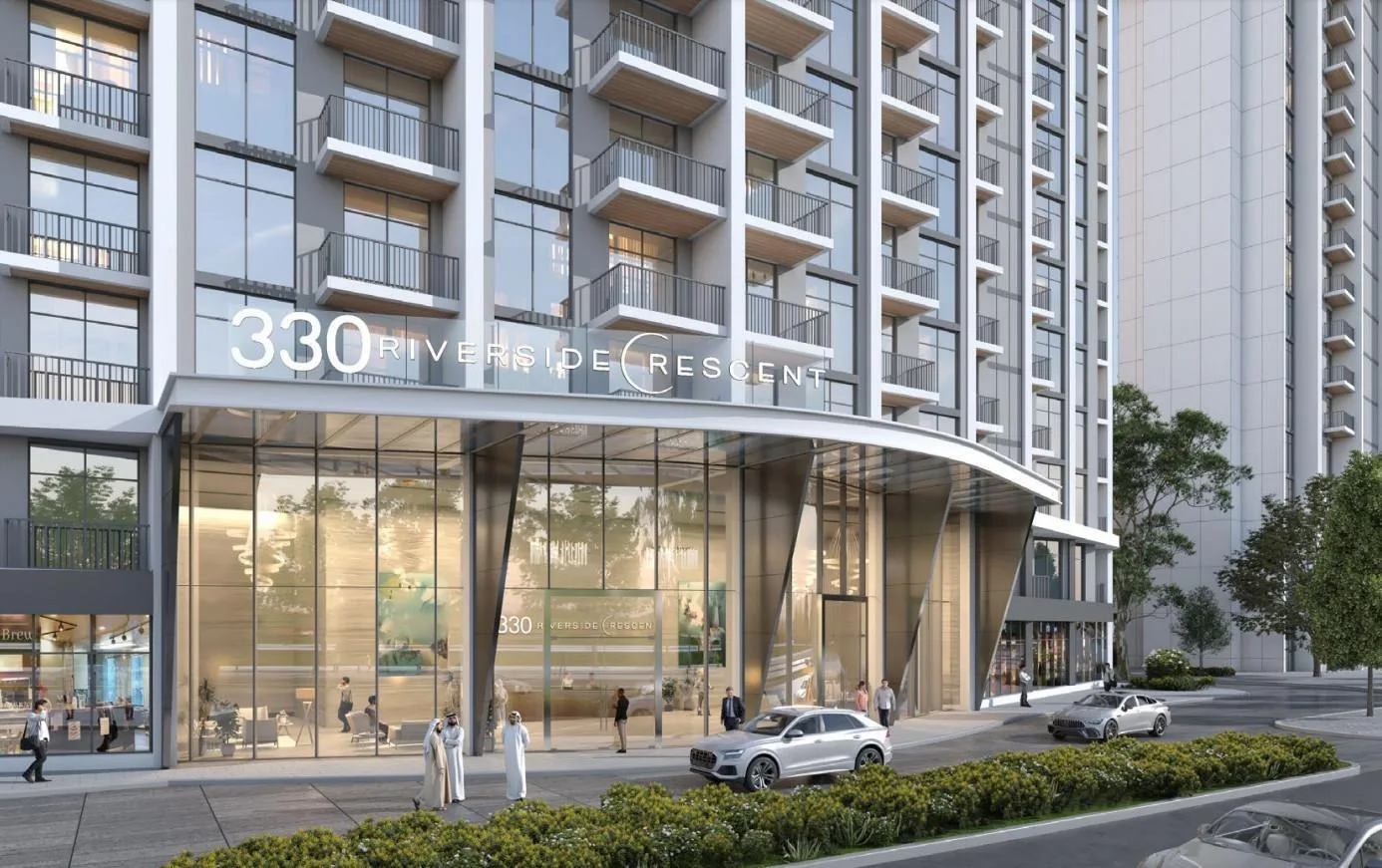 Вход в 330 Riverside Crescent: стеклянное лобби под изогнутым козырьком