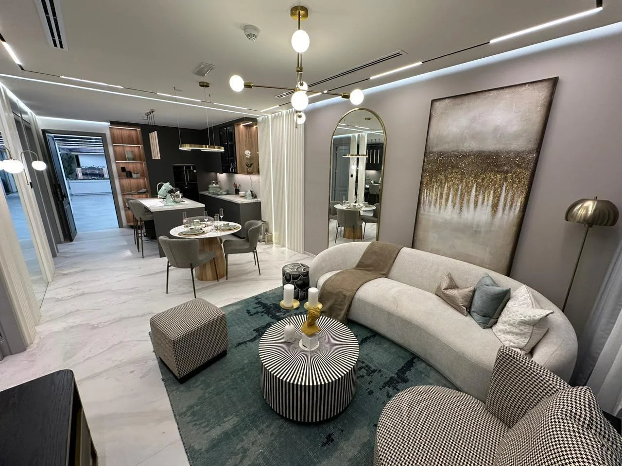 Гостиная с обеденной зоной в квартире 48 Parkside