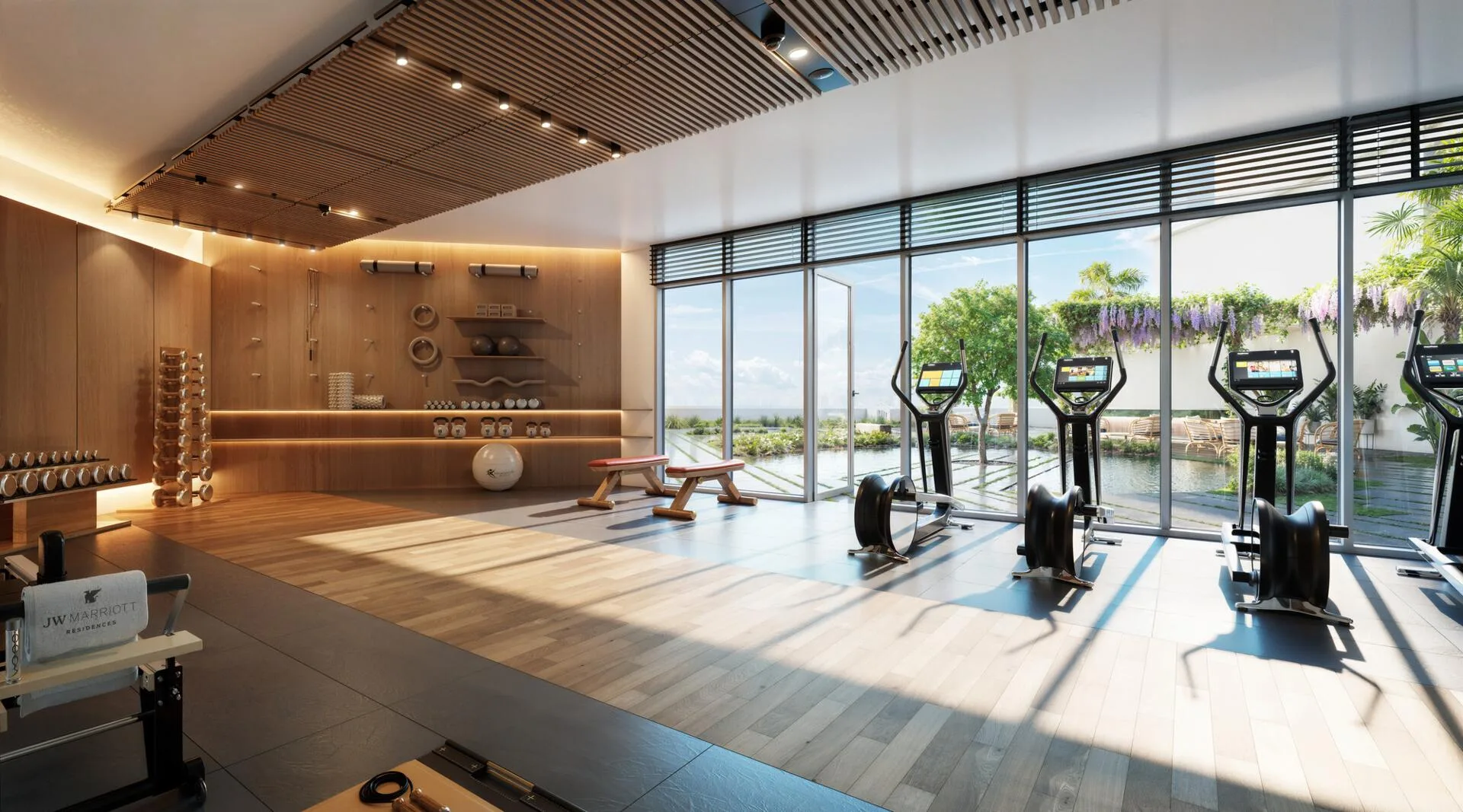 Фитнес-зал JW Marriott Residences с панорамными окнами