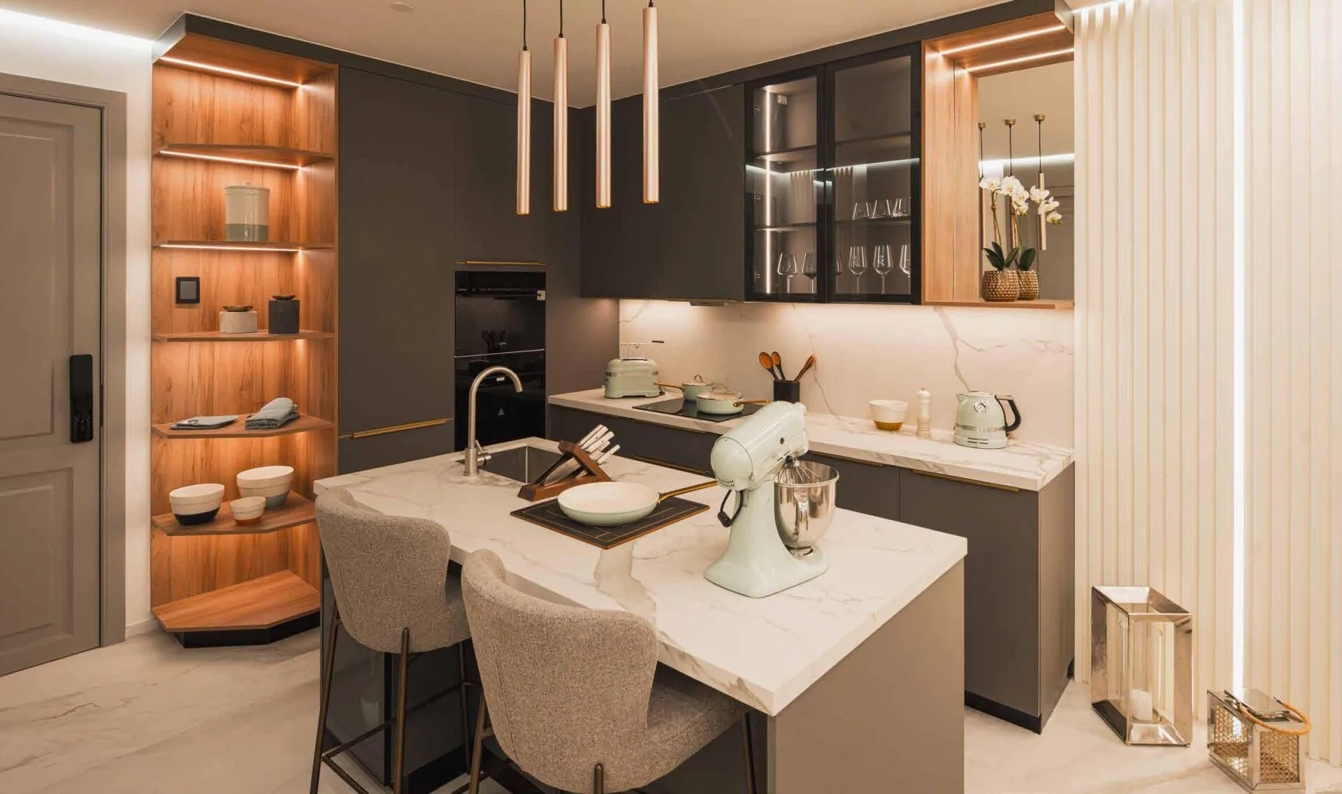 Кухня с островом в квартире 99 Parkplace