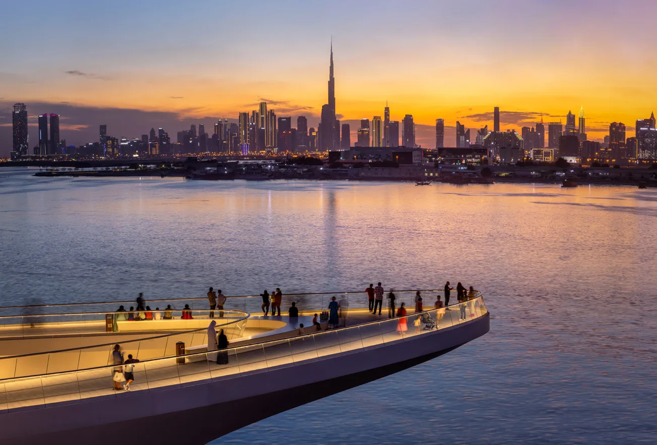 Viewing Point на закате: дорожка над заливом и Downtown на горизонте. Кадр Emaar