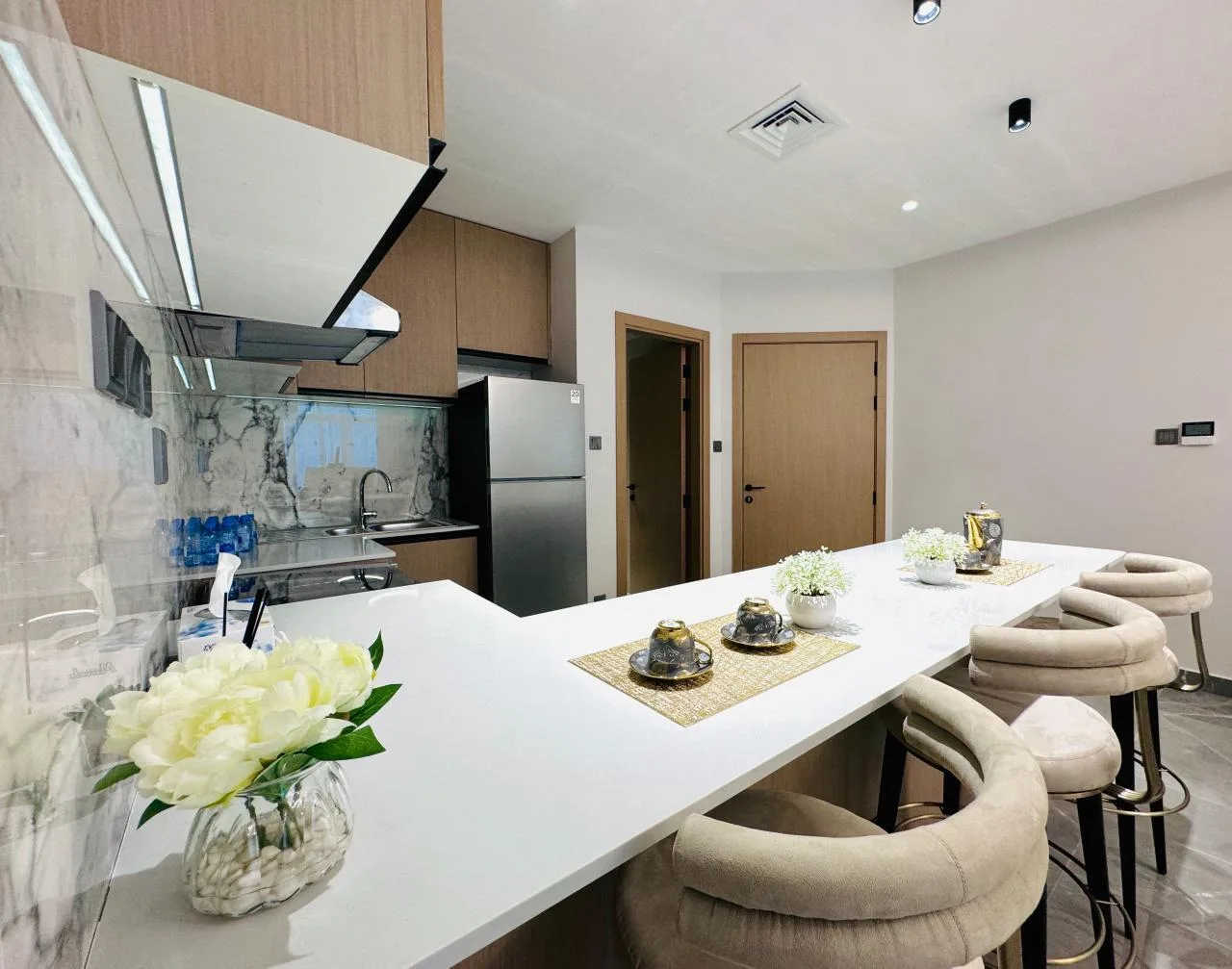 Рабочая стойка на кухне Ajman Creek Towers
