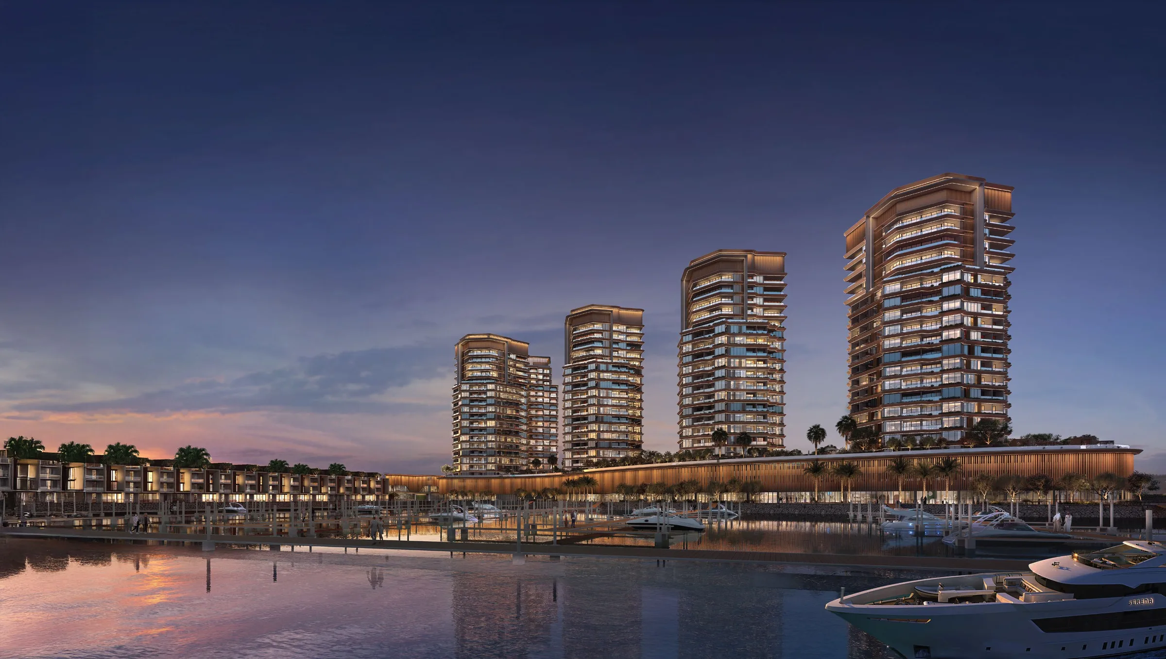 Марина Al Hamra Waterfront в сумерках: яхты у причалов и башни
